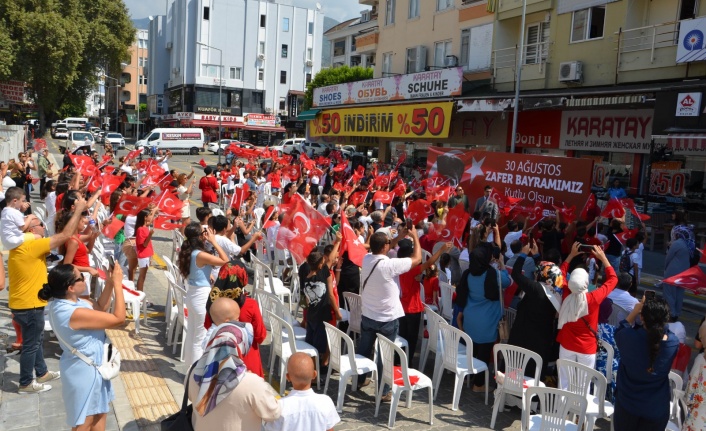 Atabemli öğrenciler 30 Ağustos'u kutladı