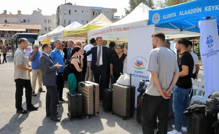 Alanya'yı tercih edip gelen üniversite öğrencilerini karşıladılar