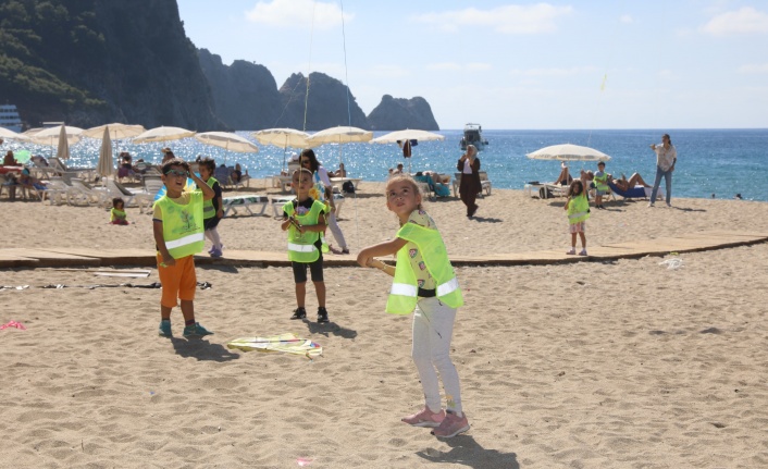 Alanya Belediyesi'nin minikleri sahilde eğlendi