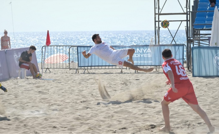 Alanya'da plajda futbol heyecanı