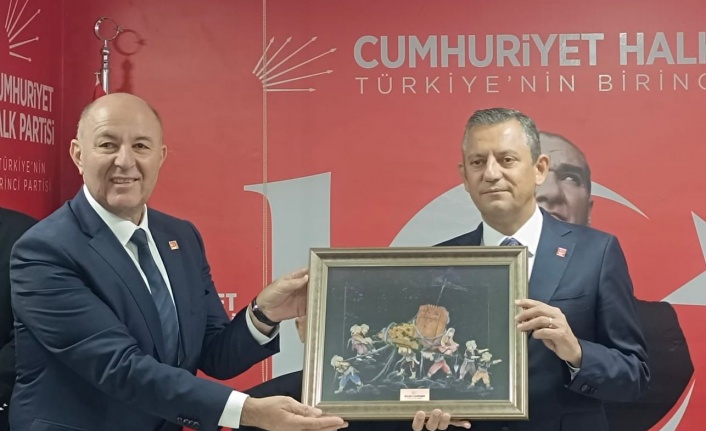 Özgür Özel, Bülent Kandemir'i kutladı