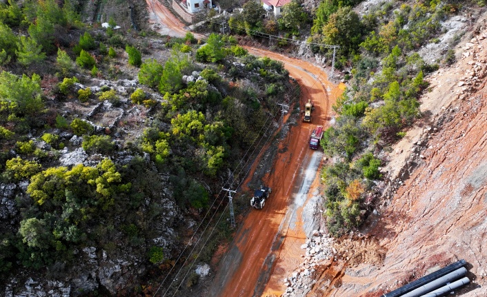 Alanya Belediyesi'nden yağmurdan kapanan yollara müdahale