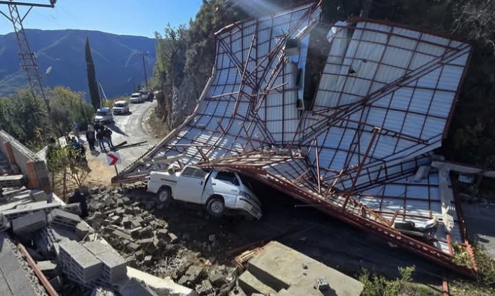 Fırtına Alanya'da çatıları uçurdu, ağaçları kökledi