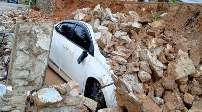 Alanya'da otomobil yıkılan istinat duvarının altında kaldı