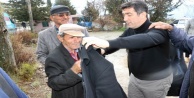 Gazipaşa'nın başkan adayı üşüyen adama paltosunu verdi