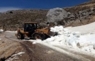 Karla kaplı Dumanlı yayla yolu ulaşıma açıldı