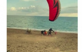 Paramotor yere çakıldı, sahilde oturan aile çocukları...