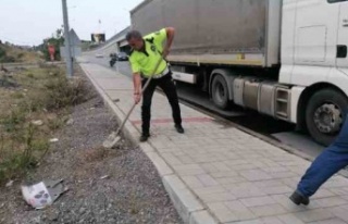 Tırdan yola saçılan yakıta trafik polisi kürekle...