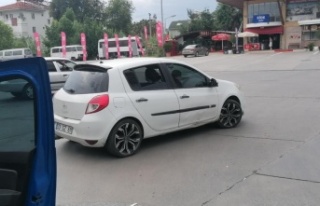 Antalya'da otomobil motosikletle çarpıştı:...