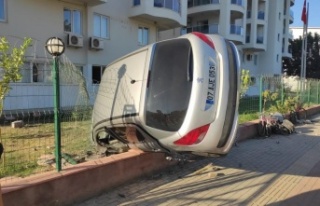 Kaza yapan sürücü aracını bırakıp kaçtı