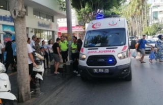 Motosiklet devrilip yaya geçidine sürüklendi: 2...