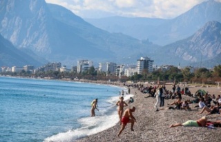 Termometrelerin 19 dereceyi gösterdiği Antalya'da...