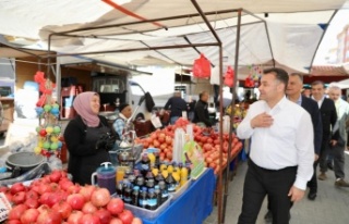 Başkan Yücel Mahmutlar'da pazarcı esnafıyla...