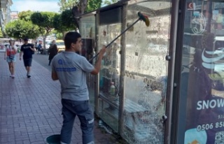 Alanya'da otobüs durakları temizleniyor