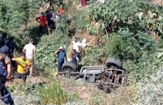 Alanya'da şarampole yuvarlanan araçta 2 yaralı...