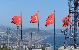 Alanya'ya yakışmıyor! Yırtık bayraklar neden...